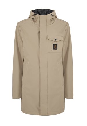 Giacca impermeabile beige con zip frontale, cappuccio regolabile e tasca sul petto con logo. Texture liscia con tasche laterali.