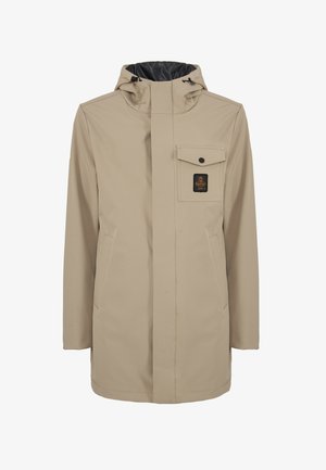 Giacca impermeabile beige con zip frontale, cappuccio regolabile e tasca sul petto con logo. Texture liscia con tasche laterali.