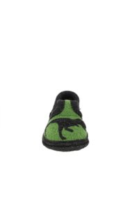 Zwarte en groene vilten slipper met een dinosauruss ontwerp, ronde vorm, gestructureerd oppervlak en zwarte rand langs de rand.