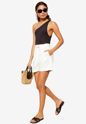 Friends Like These HIGH WAISTED D RING BELTED TAILORED - REGULAR FIT - Rövidnadrágok - white