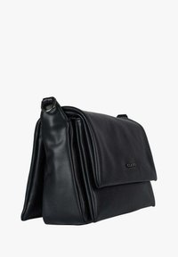 Borsa a tracolla in pelle nera con design strutturato, grande patta e piccolo dettaglio con logo. Presenta una texture liscia e tracolla regolabile.