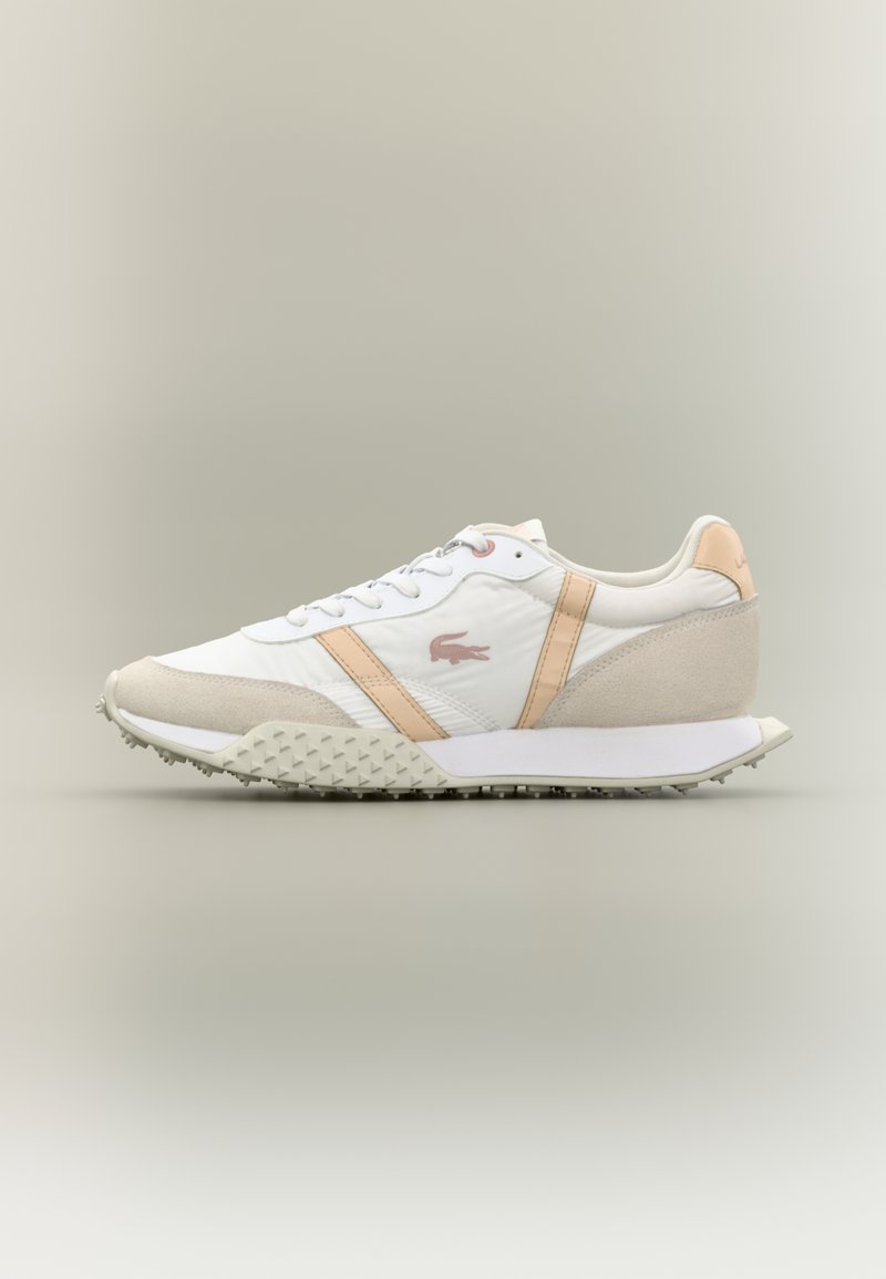 Valged ja beežid madalad tennisetossud, millel on tekstureeritud tald, nöörid ees ning beežid küljeribad neutraalsel taustal.