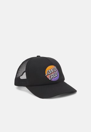 Sort trucker kasket med buet skygge og et farverigt Santa Cruz-logo på frontpanelet.