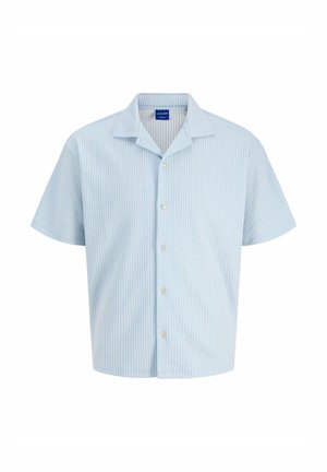 Košile s krátkým rukávem v světle modré barvě s bílými vertikálními pruhy. Má klasický límec a pět knoflíků vpředu.