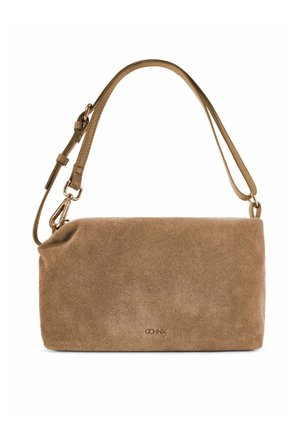 Prostokątna torebka zamszowa w kolorze brązowym z regulowanym paskiem i złotymi elementami, z małym tłoczonym logo marki na środku przodu.