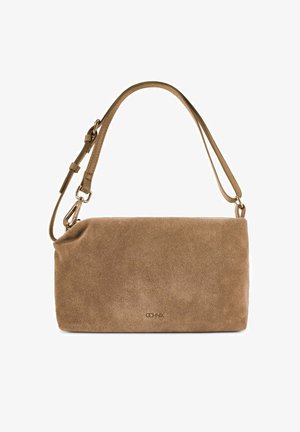 Prostokątna torebka zamszowa w kolorze brązowym z regulowanym paskiem i złotymi elementami, z małym tłoczonym logo marki na środku przodu.