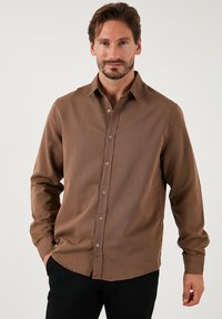REGULAR FIT - Vapaa-ajan kauluspaita - camel