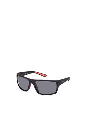 Schwarze Sonnenbrille mit rechteckigem Rahmen, grauen Gläsern und roten Akzenten an den Seiten. Strukturierte innere Bügel für besseren Halt.