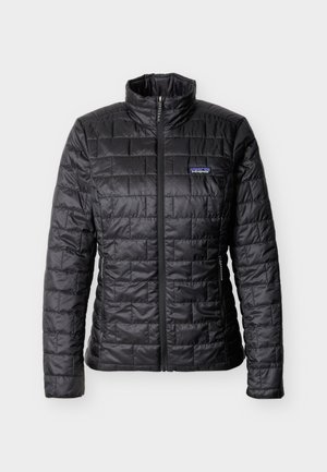 Melnā pikotā Patagonia jaka ar pilnu priekšpuses rāvējslēdzi, stāvapkakli un rāvējslēdzēja sānu kabatām.