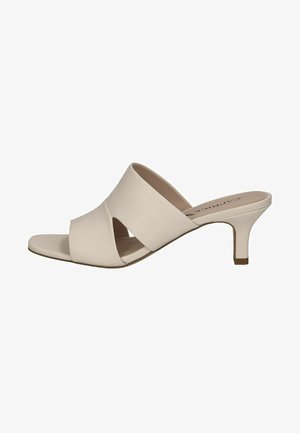 Sandalo con tacco aperto beige, con due fasce incrociate. Materiale sintetico liscio, tacco a stiletto basso e suola piatta.