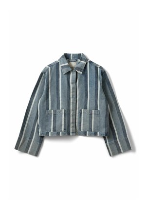 Veste en denim courte avec rayures verticales blanches et bleues, poches avant, fermeture par boutons et col classique.
