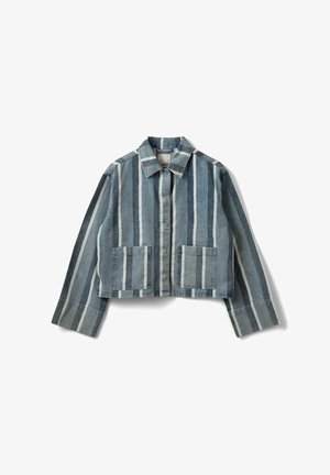 Veste en denim courte avec rayures verticales blanches et bleues, poches avant, fermeture par boutons et col classique.