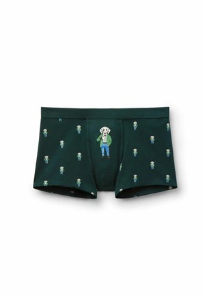 Mænds boxershorts i mørkegrøn bomuld med et gentaget mønster af tegneseriefigurer og en fremtrædende hund iført en grøn jakke.