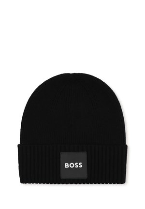 Bonnet noir en maille côtelée avec revers plié et un écusson carré à l'avant affichant le mot "BOSS" en lettres blanches.