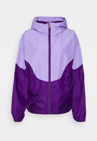 Veste légère violette et lavande avec capuche, fermeture éclair complète, poignets élastiques et deux poches latérales. Tissu résistant à l'eau avec des panneaux contrastés.
