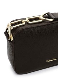 Borsa in pelle marrone con superficie testurizzata, forma rettangolare, dettagli in metallo dorato e chiusura a zip. Presenta un notevole dettaglio di branding.