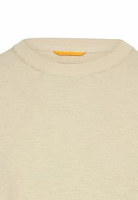 Lys beige striktrøje med rund hals. Teksturret stof og en orange accent ved kraven. Enkelt og funktionelt design.