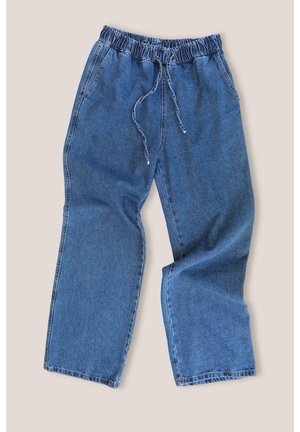 Modré džínsové nohavice vo voľnom strihu s elastickým pásom a šnúrkou, s dvoma bočnými vreckami, položené na svetlom pozadí.