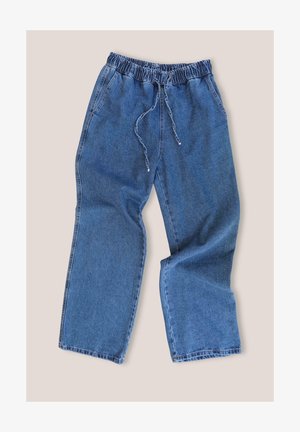 Laisalt sobivad sinised teksapüksid elastse vöökohaga ja paelaga, kaks küljetaskut, kõverdatud lahtilagutuses helel taustal.