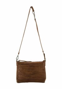 Sac bandoulière en cuir marron avec une texture côtelée, une bandoulière ajustable et une fermeture éclair. Présente une forme rectangulaire élégante.