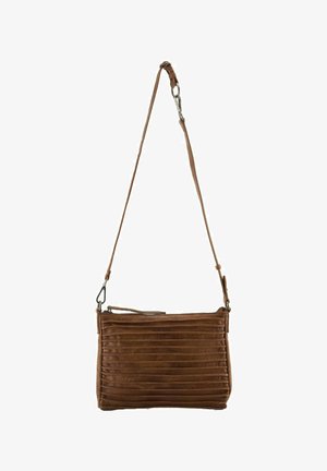 Sac bandoulière en cuir marron avec une texture côtelée, une bandoulière ajustable et une fermeture éclair. Présente une forme rectangulaire élégante.