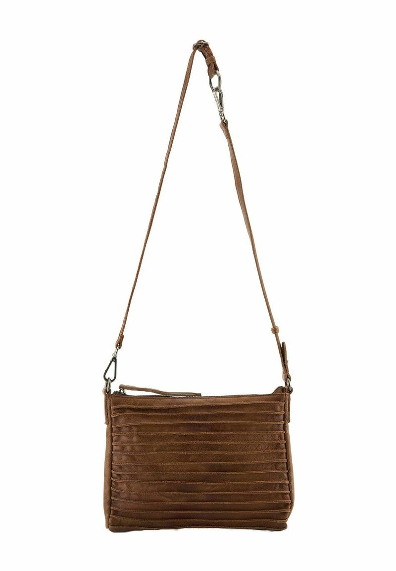 Sac bandoulière en cuir marron avec une texture côtelée, une bandoulière ajustable et une fermeture éclair. Présente une forme rectangulaire élégante.