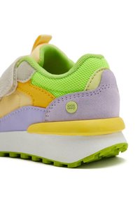 Sneaker multicolore presenta un mix di camoscio e rete nei colori giallo, verde e lavanda. Suola in gomma con trazione verde e dettagli del marchio.