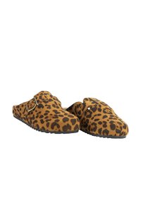 Zuecos de estampado de leopardo en marrón y negro, hechos de material suave con una correa con hebilla, que presentan una punta redondeada y suela de goma texturizada.