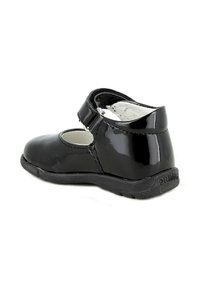 Scarpa in pelle nera lucida con punta arrotondata, cinturino regolabile e suola testurizzata. Design minimalista con finitura liscia e lucida.