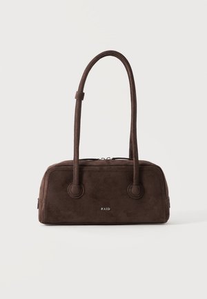 Sac à main rectangulaire en daim brun foncé avec de longues poignées arrondies et petit logo argenté "RAID" au centre avant.