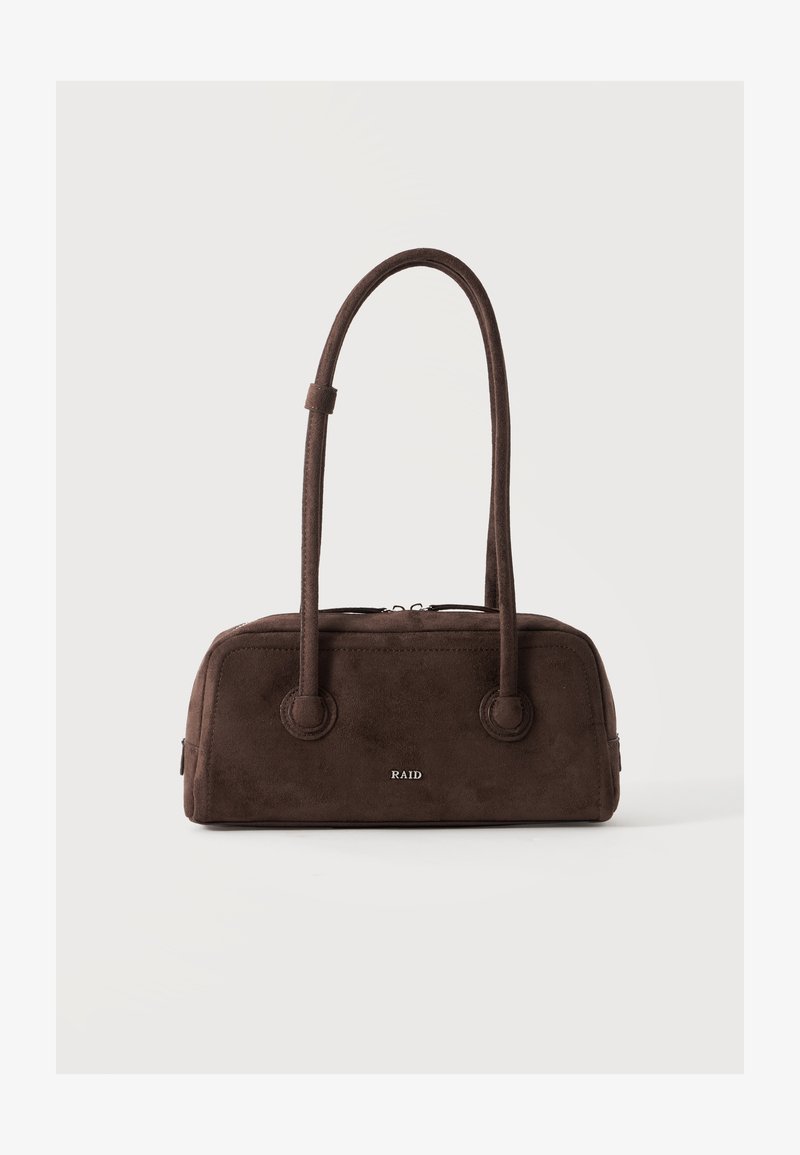 Sac à main rectangulaire en daim brun foncé avec de longues poignées arrondies et petit logo argenté "RAID" au centre avant.