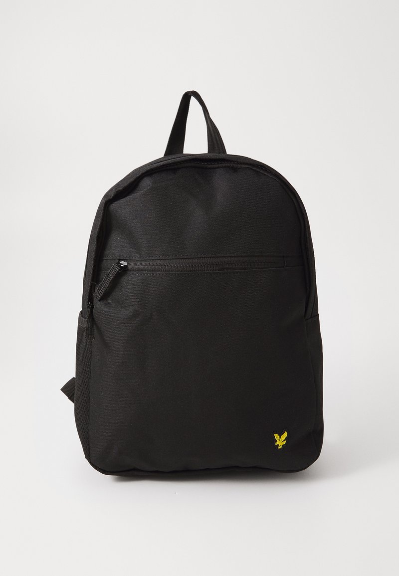 Fekete hátizsák elülső cipzáras zsebbel, oldalsó hálós zsebbel, felső fogóval és egy kis sárga madárlogóval az alsó jobb első panelen.