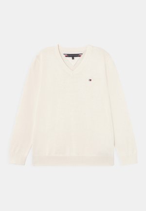 Kremowy sweter z długim rękawem i dekoltem w serek, z prążkowanymi mankietami i dolnym ściągaczem, z małym logo Tommy Hilfiger po lewej stronie na piersi.
