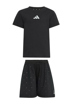 Maglietta sportiva nera a maniche corte con logo Adidas bianco e pantaloncini neri elastici in vita con motivo sottile e piccolo logo.