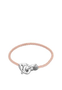 Pulsera de cuero rosa trenzado con cierre de palanca de plata con diseño entrelazado y pequeño detalle de marca.