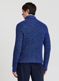 Strickpullover in gemischten Blautönen mit strukturierter Oberfläche, hohem Kragen und tailliertem Design. Lange Ärmel und gerippte Details an den Bündchen.