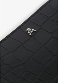 Portafoglio in pelle nera con texture a coccodrillo, dotato di un accento metallico argentato a forma di teschio e ossa incrociate sul davanti.