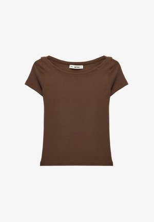 Brun tætsiddende t-shirt med korte ærmer, bred rund halsudskæring og en lille stofmærkat inde i kraven.