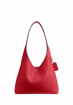 Rote Leder-Schultertasche von Coach mit einem einzelnen Träger und einem kleinen hängenden Anhänger an der Seite mit goldener Kettendetail.