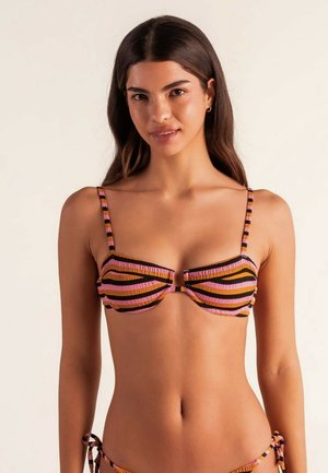 Top de bikini a rayas en tonalidades de rosa, naranja y negro. Tiene tirantes finos ajustables y un diseño fruncido con un detalle en forma de llave en el centro.