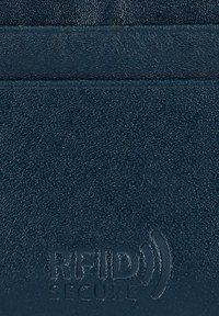Granatowy skórzany portfel na karty z textured wykończeniem i wytłoczonym logo "RFID Secure" dla dodatkowego bezpieczeństwa i identyfikacji.
