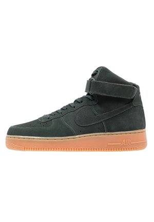 Schwarzer High-Top Wildledersneaker mit Gummisohle, Schnürung vorne, Knöchelriemen und Nike-Swoosh an der Seite.