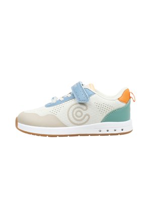 Baskets blanches avec embout beige, bride bleue, talon vert et languette orange, avec un côté perforé et un logo circulaire.