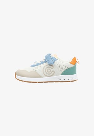 Zapatilla blanca con puntera beige, correa azul, talón verde y lengüeta naranja, con lado perforado y logo circular.
