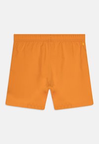 Oranžové plavky na plávanie s elastickým pásom, hladkou textúrou a malým logom detailom pri boku. Simple dizajn bez ďalších vzorov.