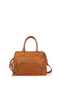 Borsa a mano in pelle color cuoio con doppio manico superiore, tracolla regolabile, tasca frontale con cerniera e dettagli in metallo color oro. Texture liscia.