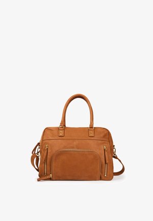 Borsa a mano in pelle color cuoio con doppio manico superiore, tracolla regolabile, tasca frontale con cerniera e dettagli in metallo color oro. Texture liscia.