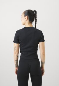 Stronger CROP TEE - Osnovna majica kratkih rukava - black