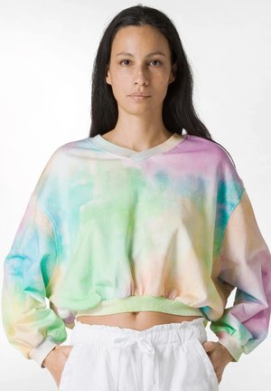 Krótka bluza w kolorach tie-dye: różowym, zielonym i niebieskim; wykonana z miękkiego materiału o luźnym kroju oraz ściągaczach przy kołnierzu, dole i mankietach.