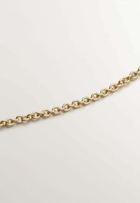 Cadena de metal dorado con segmentos ovalados enlazados, acabado brillante y textura suave. Cada eslabón es uniforme en tamaño y diseño.